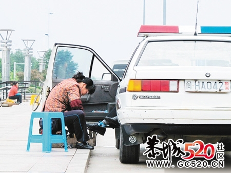 警车、警察与路边妇女....(图)921 / 作者:穷人 / 帖子ID:3619