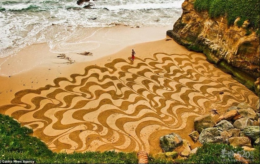 艺术家以沙滩为画布创作巨幅画作876 / 作者:裙角飞扬 / 帖子ID:11922
