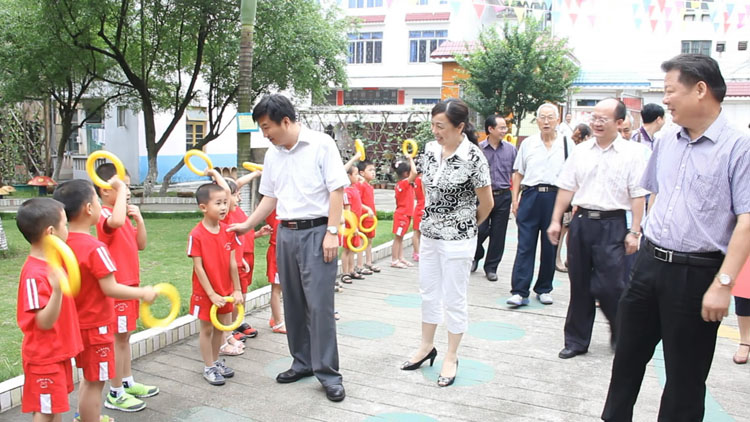 林武民县长到县机关幼儿园慰问786 / 作者:半指温柔沙 / 帖子ID:19155