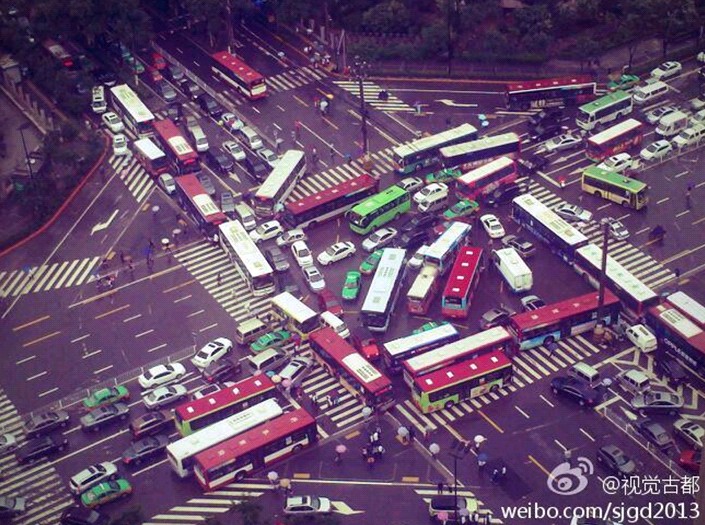 西安大雨道路拥堵 汽车排成麻将295 / 作者:じ静水流深↘ / 帖子ID:91662