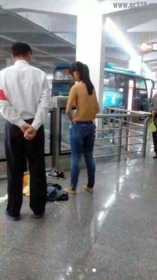 江苏宜兴汽车站因为男朋友要走而一件件的脱光240 / 作者:希灵容梅 / 帖子ID:105703