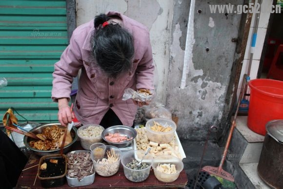 南昌老奶奶卖小吃1毛钱1串，20多年未涨价“挣一点就够295 / 作者:猫小萌 / 帖子ID:106034