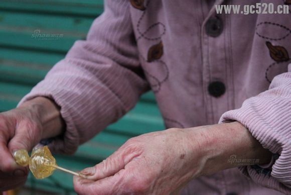 南昌老奶奶卖小吃1毛钱1串，20多年未涨价“挣一点就够242 / 作者:猫小萌 / 帖子ID:106034