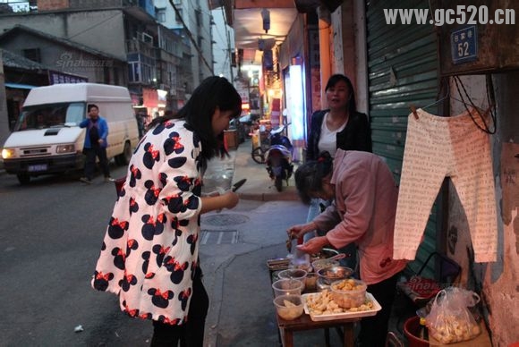 南昌老奶奶卖小吃1毛钱1串，20多年未涨价“挣一点就够370 / 作者:猫小萌 / 帖子ID:106034