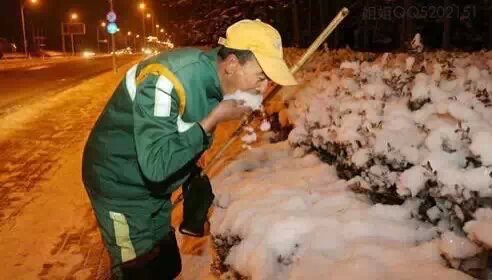 环卫工人连续工作17个小时，吃雪解渴，，，，向他们致敬400 / 作者:恭城520小奈姐姐 / 帖子ID:106812