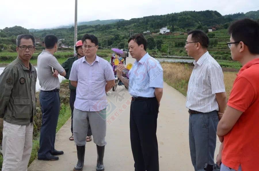 县长黄枝君率队视察因暴雨导致的道路塌方、水毁桥梁、山体滑坡等灾情109 / 作者:心交朋友钱交狗 / 帖子ID:173294