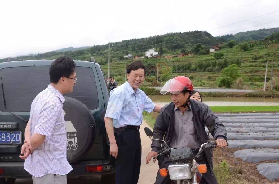 县长黄枝君率队视察因暴雨导致的道路塌方、水毁桥梁、山体滑坡等灾情759 / 作者:心交朋友钱交狗 / 帖子ID:173294