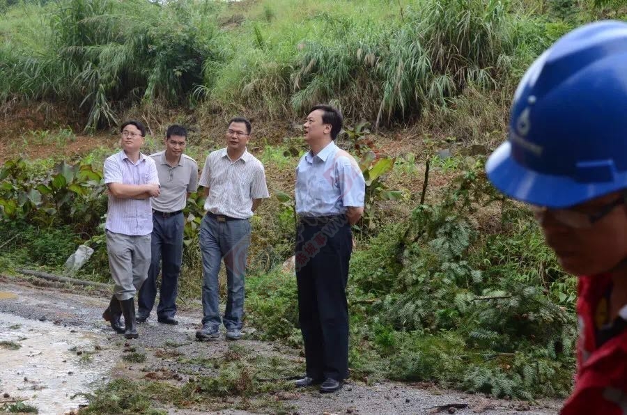 县长黄枝君率队视察因暴雨导致的道路塌方、水毁桥梁、山体滑坡等灾情271 / 作者:心交朋友钱交狗 / 帖子ID:173294