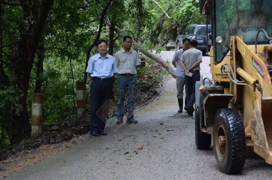 县长黄枝君率队视察因暴雨导致的道路塌方、水毁桥梁、山体滑坡等灾情271 / 作者:心交朋友钱交狗 / 帖子ID:173294