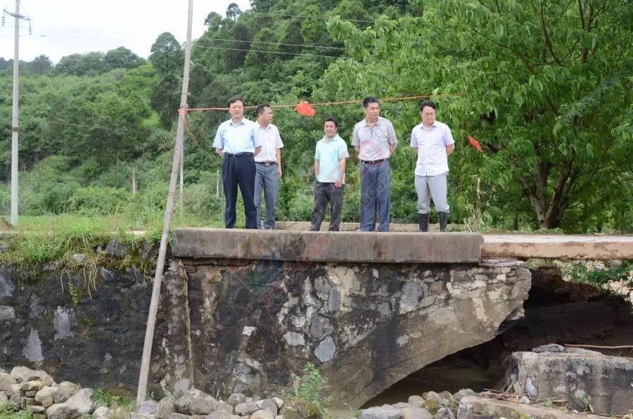 县长黄枝君率队视察因暴雨导致的道路塌方、水毁桥梁、山体滑坡等灾情700 / 作者:心交朋友钱交狗 / 帖子ID:173294