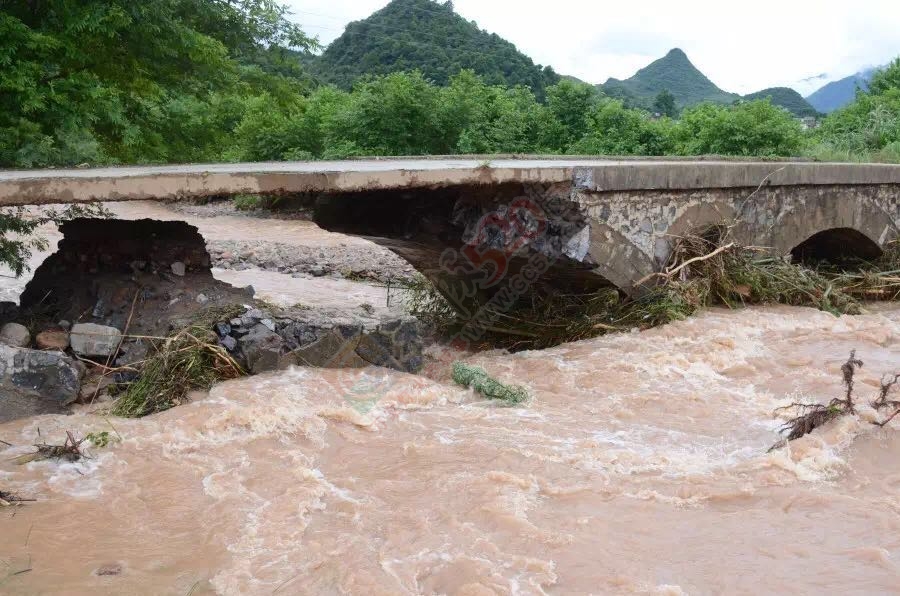 县长黄枝君率队视察因暴雨导致的道路塌方、水毁桥梁、山体滑坡等灾情769 / 作者:心交朋友钱交狗 / 帖子ID:173294