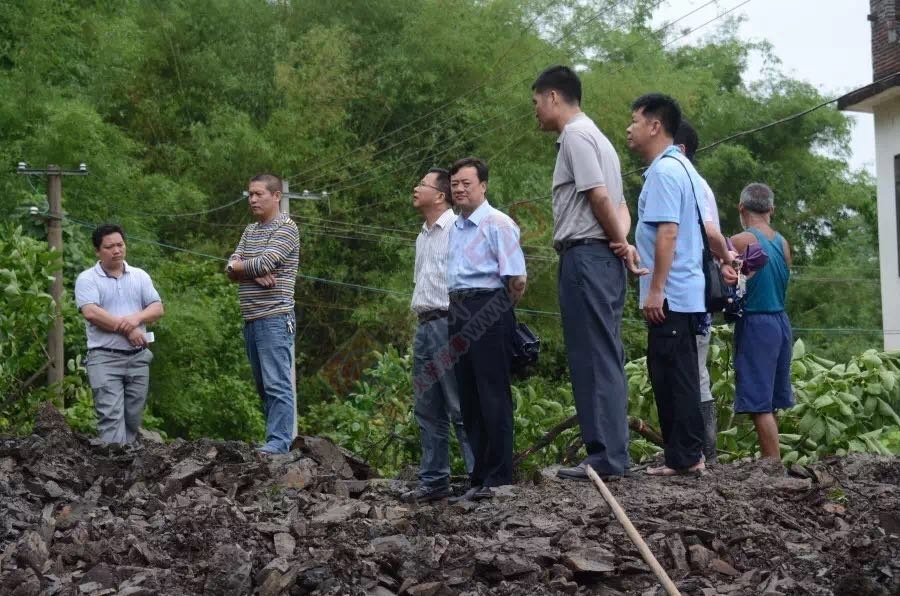 县长黄枝君率队视察因暴雨导致的道路塌方、水毁桥梁、山体滑坡等灾情766 / 作者:心交朋友钱交狗 / 帖子ID:173294