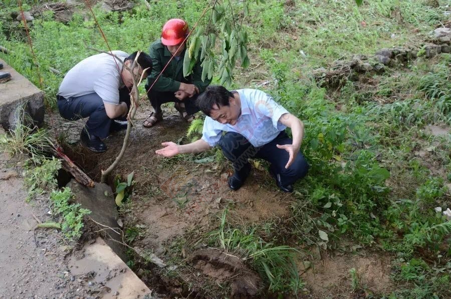 县长黄枝君率队视察因暴雨导致的道路塌方、水毁桥梁、山体滑坡等灾情550 / 作者:心交朋友钱交狗 / 帖子ID:173294