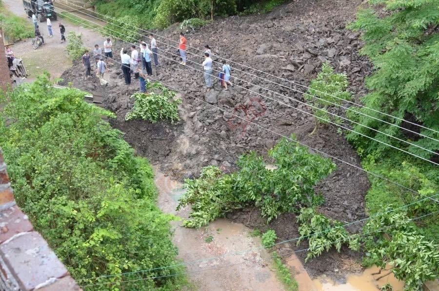 县长黄枝君率队视察因暴雨导致的道路塌方、水毁桥梁、山体滑坡等灾情578 / 作者:心交朋友钱交狗 / 帖子ID:173294