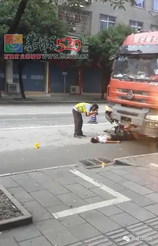 今晨恭城防疫站附近一男子骑摩托车撞上一辆停在路边的大货车，骑摩托男子当场身亡！603 / 作者:社区小编 / 帖子ID:233467