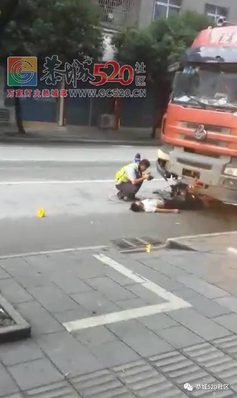 今晨恭城防疫站附近一男子骑摩托车撞上一辆停在路边的大货车，骑摩托男子当场身亡！60 / 作者:社区小编 / 帖子ID:233467