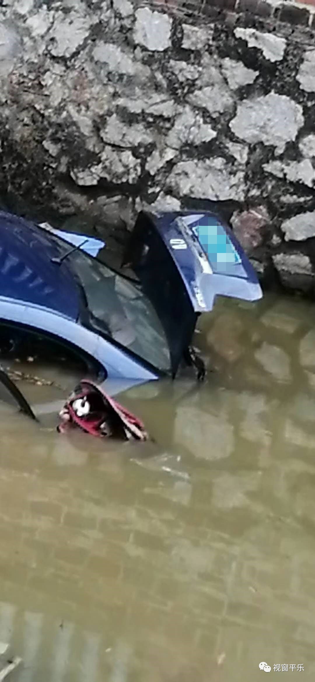 桂林一小车突然坠入鱼塘，造成2人死亡，3人失踪！203 / 作者:醉于山水 / 帖子ID:268440