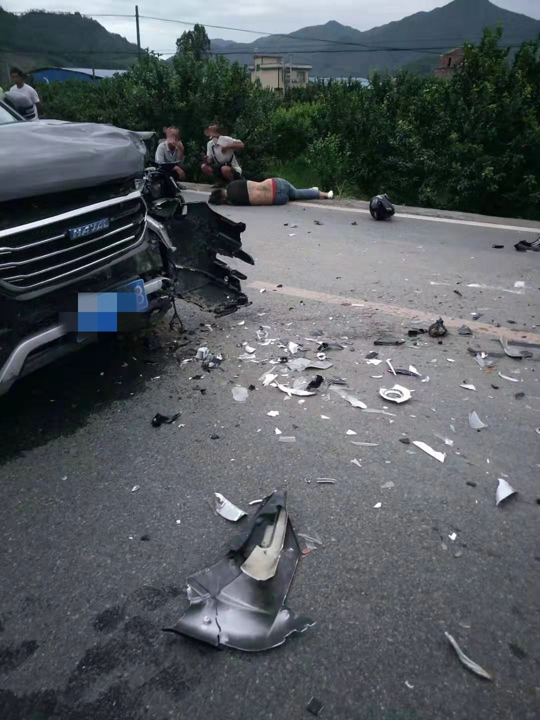 桂林两车相撞！现场碎片一地，倒地司机当场被盖上蓝布..904 / 作者:一条龙 / 帖子ID:268456