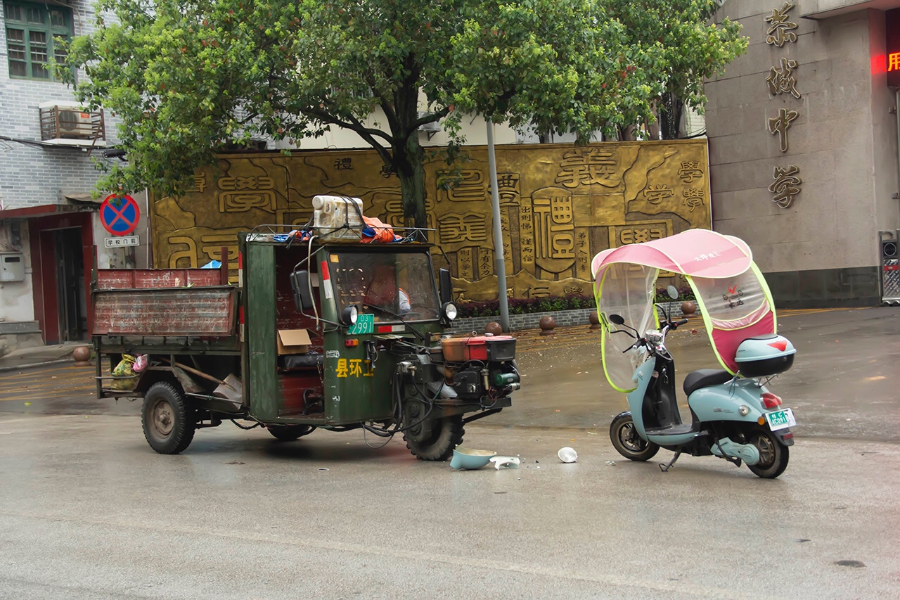 恭中门口电瓶车撞上垃圾车！720 / 作者:公路美学 / 帖子ID:270918