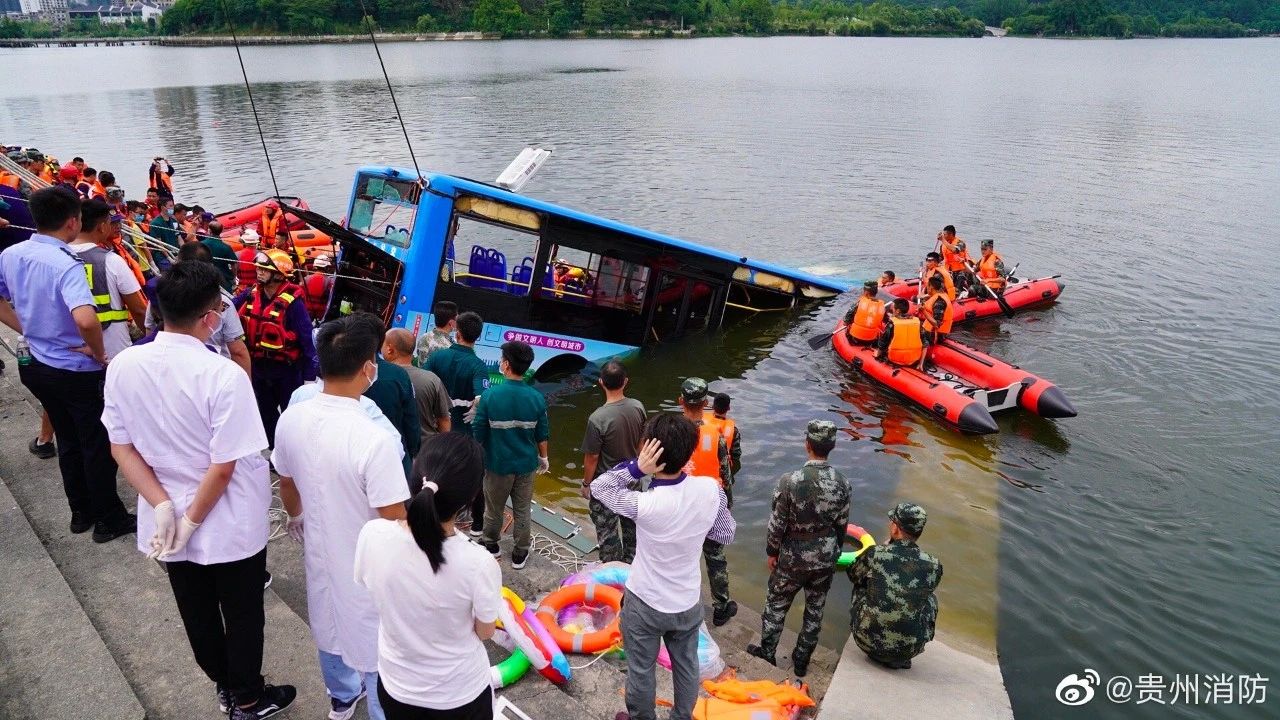 已搜救出36人，21人死亡！贵州公交车坠湖前监控曝光149 / 作者:儿时的回忆 / 帖子ID:273833