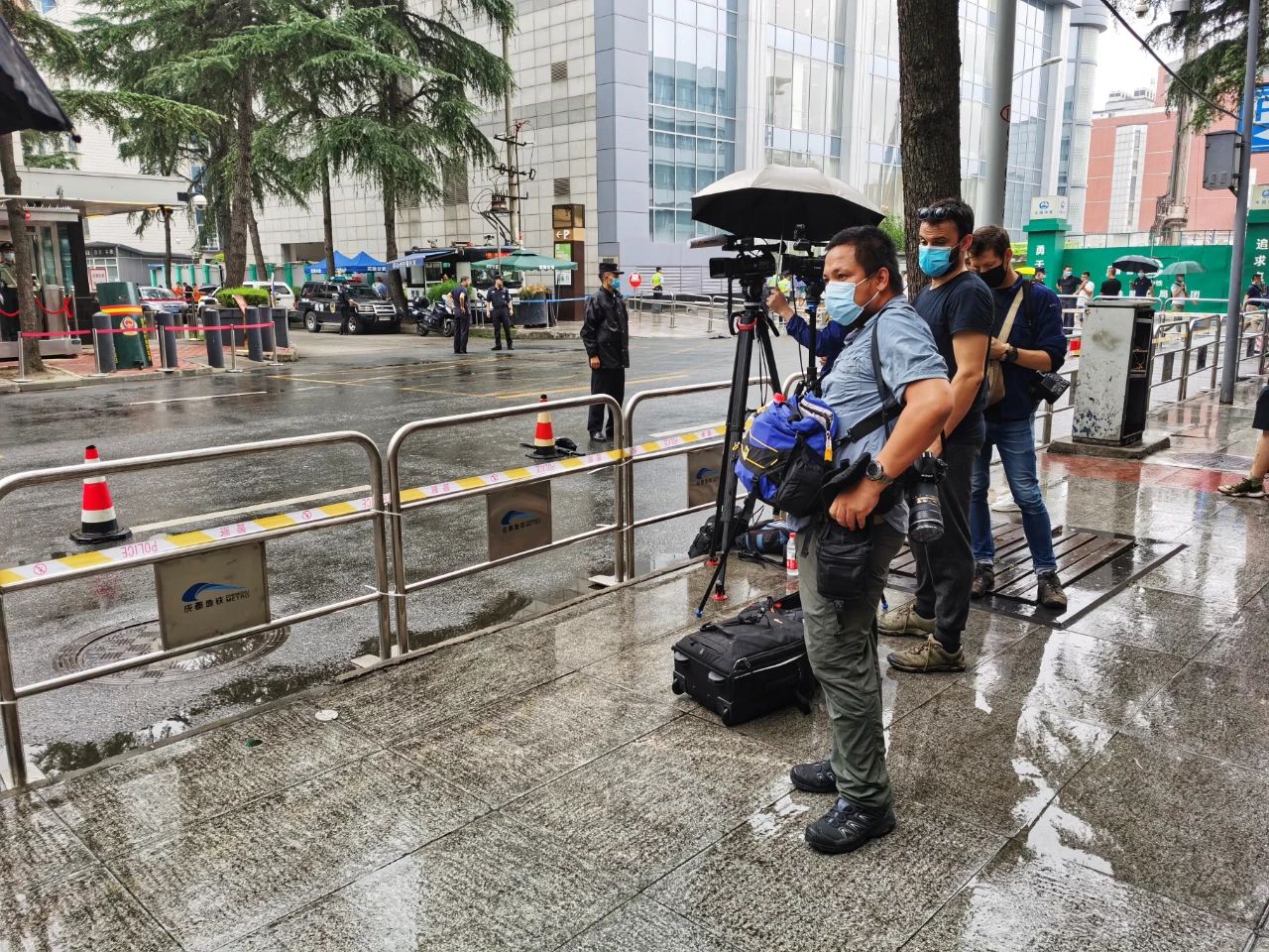 今日美国驻成都总领馆现场：下雨，警方准备灭火器775 / 作者:分叉路口 / 帖子ID:274686