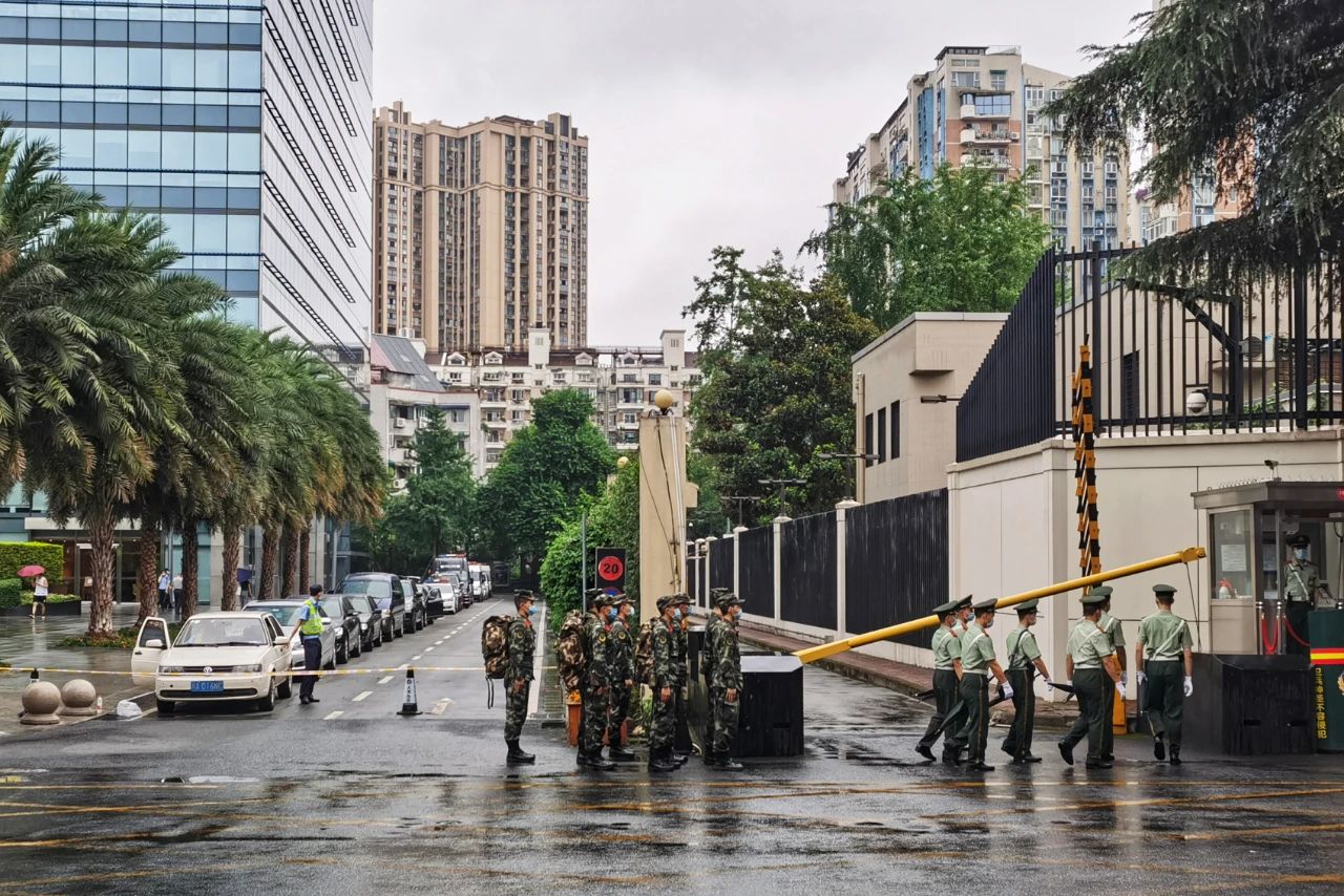 今日美国驻成都总领馆现场：下雨，警方准备灭火器952 / 作者:分叉路口 / 帖子ID:274686