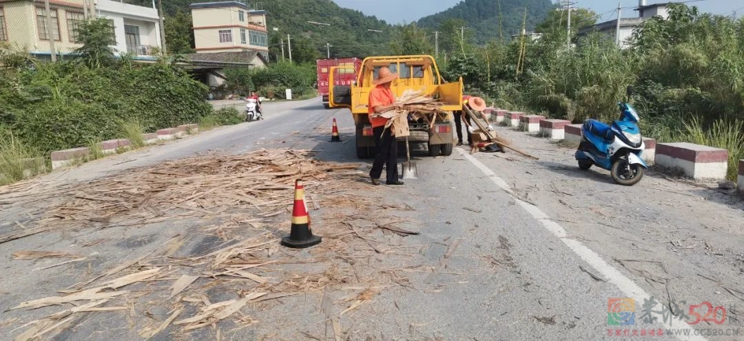 恭城公路养护中心及时处置路面抛洒物 确保瑶乡公路安全畅通680 / 作者:论坛小编01 / 帖子ID:289458