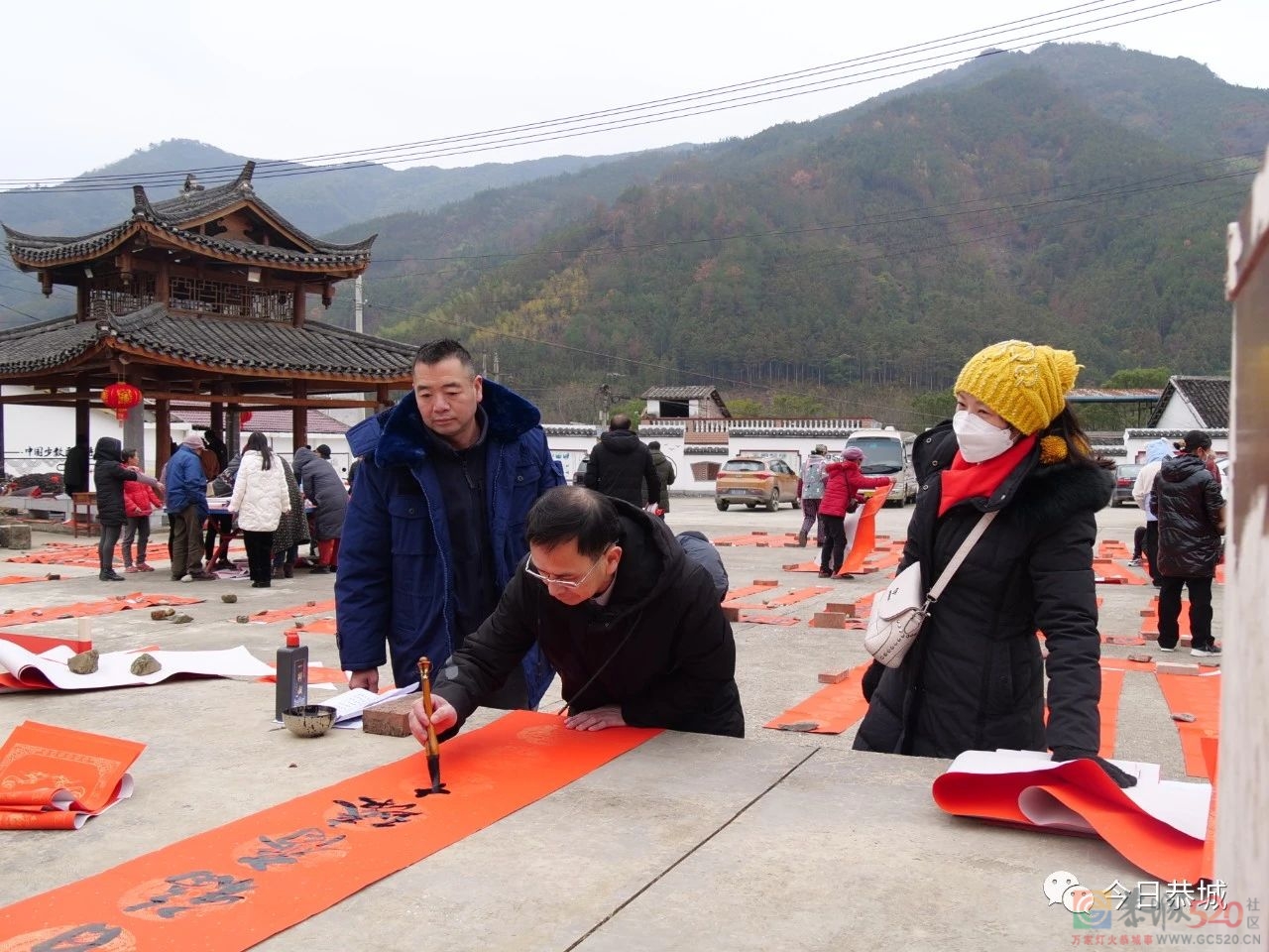 迎新春送春联 浓墨香暖新年 我们的中国梦——文化进万家747 / 作者:论坛小编01 / 帖子ID:303436