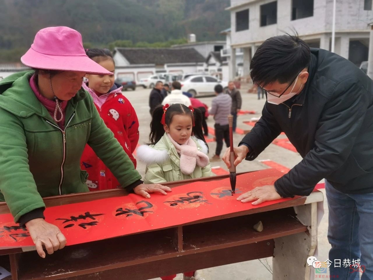 恭城举办“我们的中国梦—文化进万家”文化惠民演出暨送春联活动311 / 作者:论坛小编01 / 帖子ID:303469