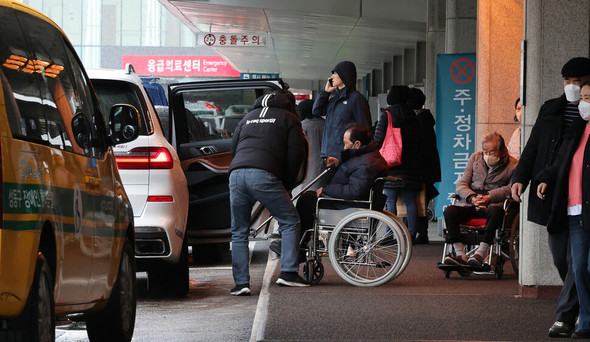 韩国医疗大瘫痪升级！数万医生医学生撂挑子走人：孕妇生不了、癌患活活痛死？！232 / 作者:放眼看世界 / 帖子ID:313840