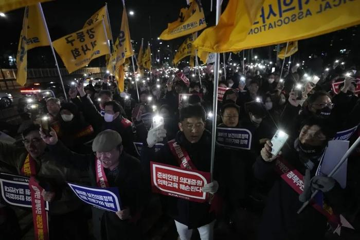 韩国医疗大瘫痪升级！数万医生医学生撂挑子走人：孕妇生不了、癌患活活痛死？！190 / 作者:放眼看世界 / 帖子ID:313840