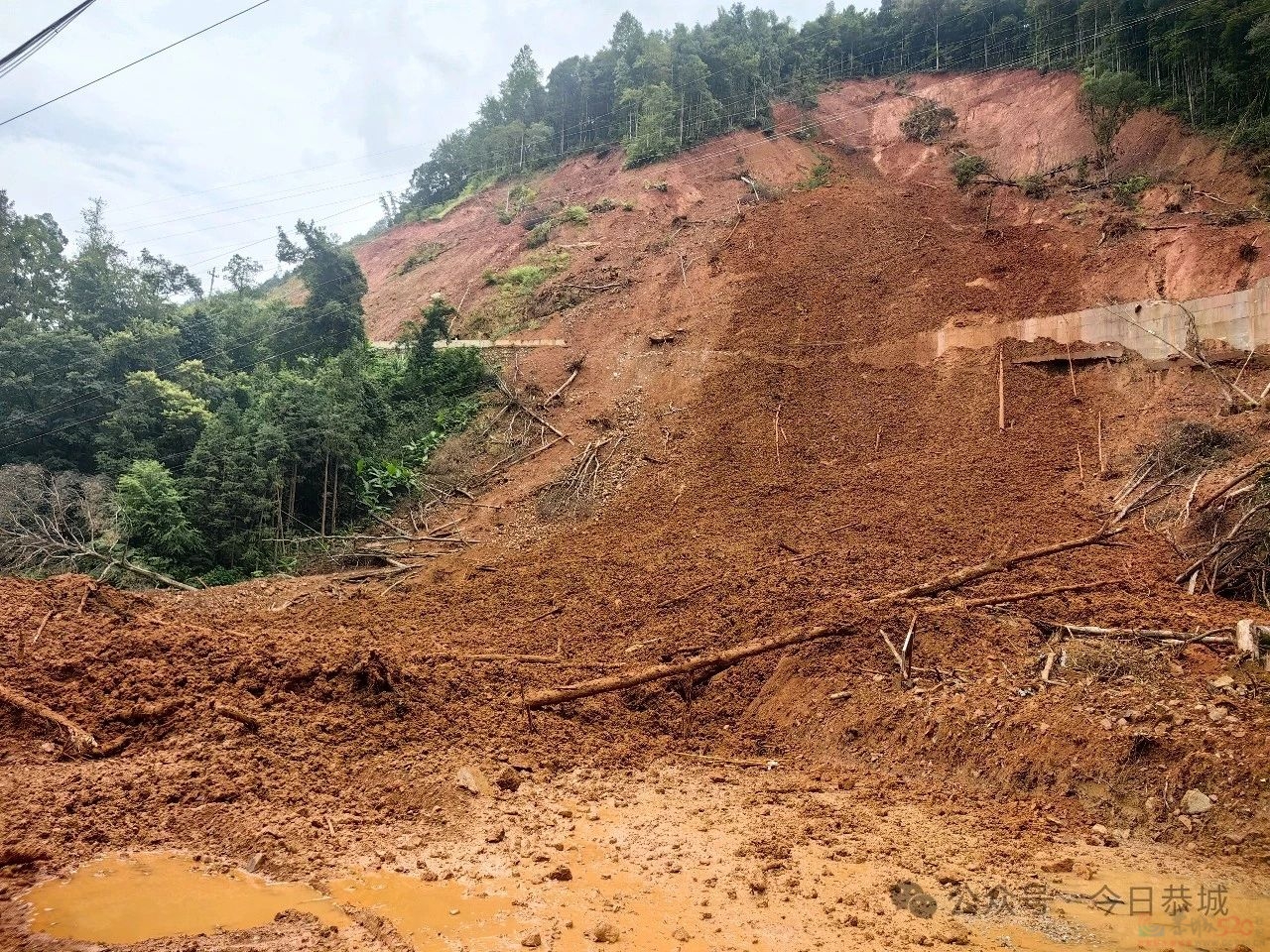 在建省道302线洗脚岭村原塌方处于8月17日16时40许再次发生塌方224 / 作者:论坛小编01 / 帖子ID:316628