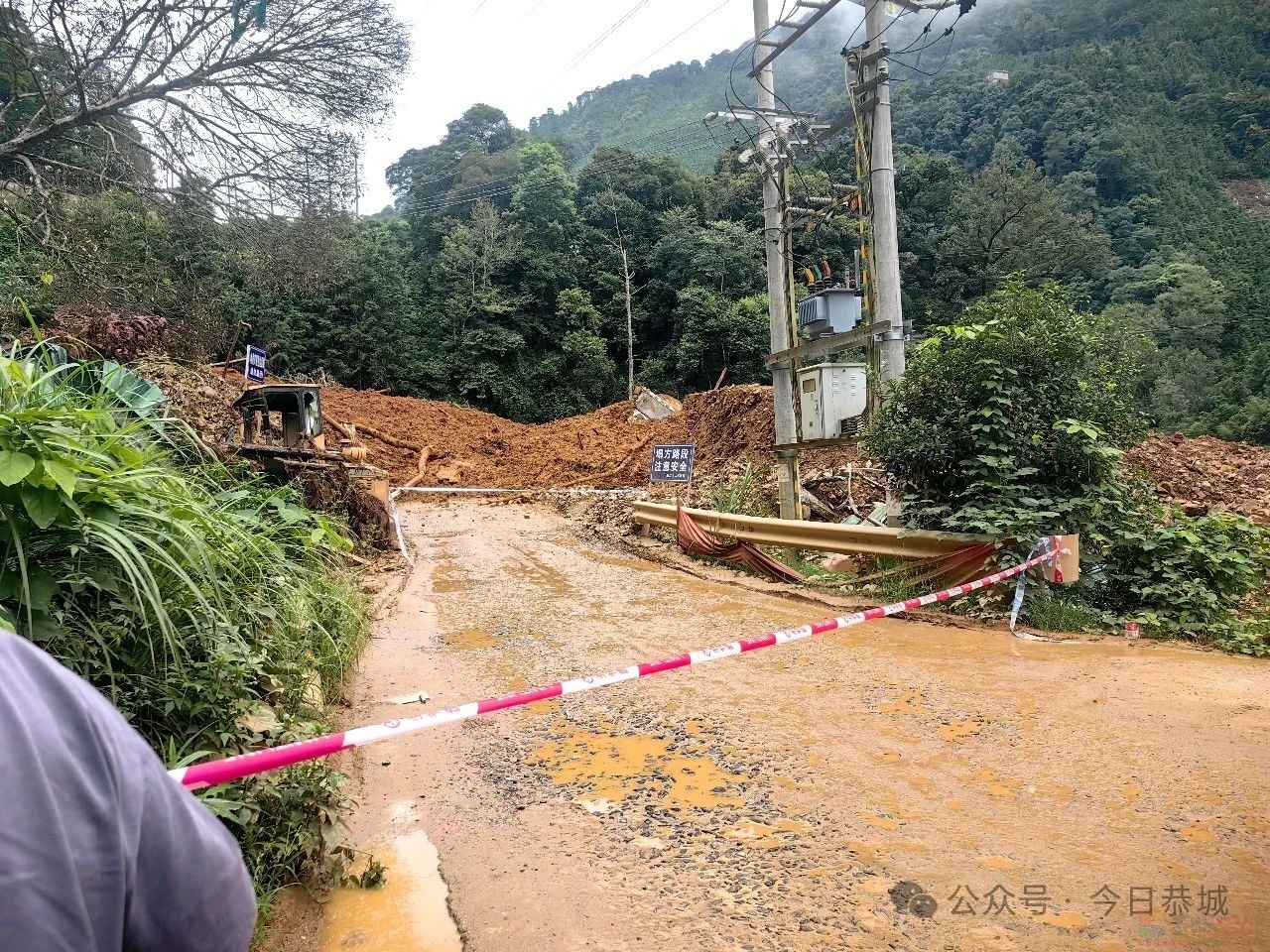 在建省道302线洗脚岭村原塌方处于8月17日16时40许再次发生塌方931 / 作者:论坛小编01 / 帖子ID:316628