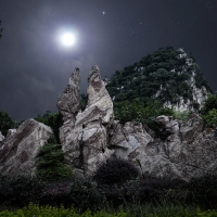 丹桂酒店大门口的夜景