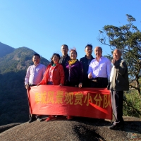 老年勇士登山