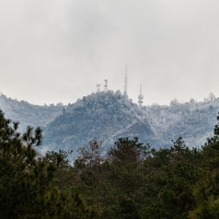 冰雪与青山相邻